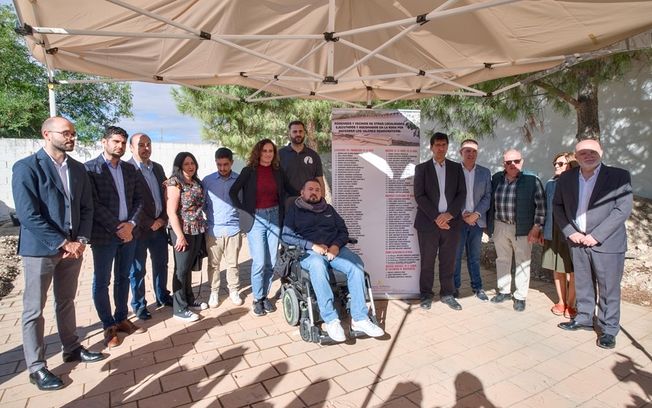 El presidente de la Diputación de Albacete visita a los trabajos de exhumación que se llevan a cabo en la fosa común de La Roda.